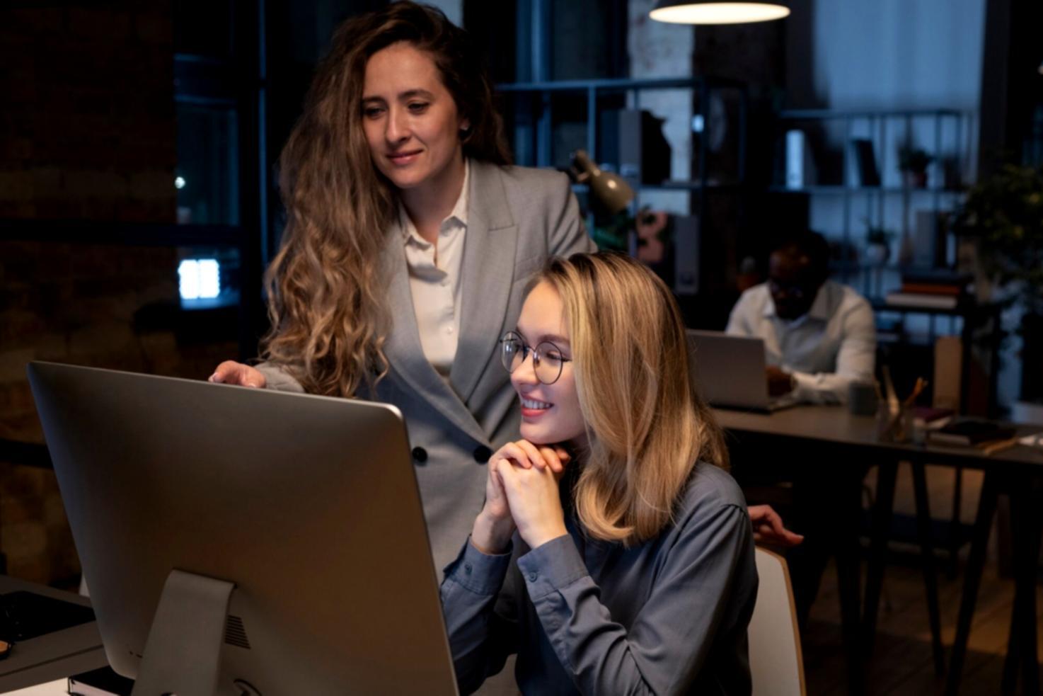 Persona sonriente trabajando en su planificación financiera con documentos y calculadora